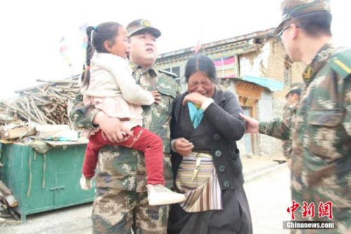 On April 25, officers and men of the investigation detachment of the Tibet Public Security Frontier Corps appeased the affected people in Jilong Town. On April 25, officers and men of the investigation detachment of the Tibet Public Security Frontier Corps appeased the affected people in Jilong Town.