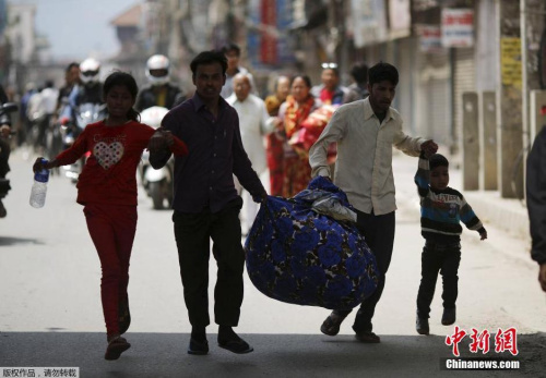On April 26, 2015, Kathmandu, Nepal, after the earthquake in Nepal, aftershocks continued and people were evacuated. On April 26, 2015, Kathmandu, Nepal, after the earthquake in Nepal, aftershocks continued and people were evacuated.