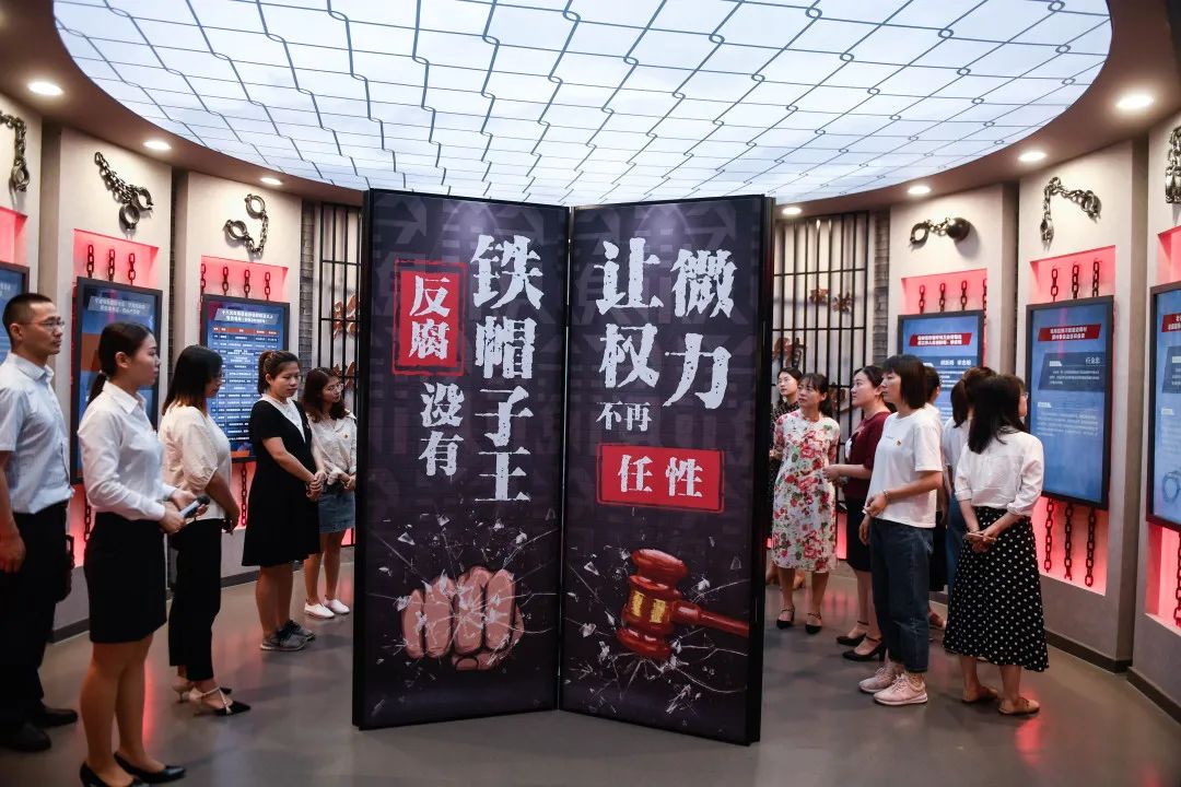 Public officials visited the exhibition hall of "Dian Jian Xing Lian" in Changshan Qingfeng Hall, Ningbo, Zhejiang Province. (Photo by Xinhua News Agency reporter Huang Zongzhi)