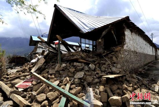 On April 26th, houses collapsed in Jilong Town, Jilong County, Shigatse City, Tibet. On the same day, Gu Bingzhan, deputy commander of Xigaze Military Division of Tibet Military Region, led a rescue commando team composed of more than 200 officers and men in medical, engineering and logistics support to the disaster-stricken area in Kyrgyzstan, Tibet. < a target =' _ blank' href =' http://www.chinanews.com/'> China News Service < /a > by Li Lin. On April 26th, houses collapsed in Jilong Town, Jilong County, Shigatse City, Tibet. On the same day, Gu Bingzhan, deputy commander of Xigaze Military Division of Tibet Military Region, led a rescue commando team composed of more than 200 officers and men in medical, engineering and logistics support to the disaster-stricken area in Kyrgyzstan, Tibet. < a target =' _ blank' href =' http://www.chinanews.com/'> China News Service < /a > by Li Lin.
